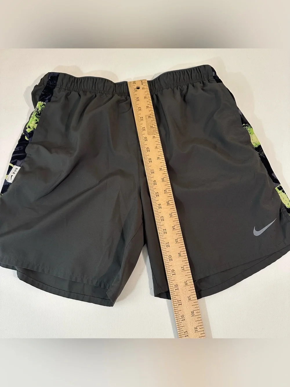 NIKE - DRI FIT - MENS SHORTS
